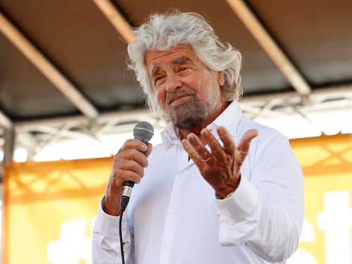 "Vergognoso, così oscura Conte". La fronda nel M5S che si ribella a Grillo