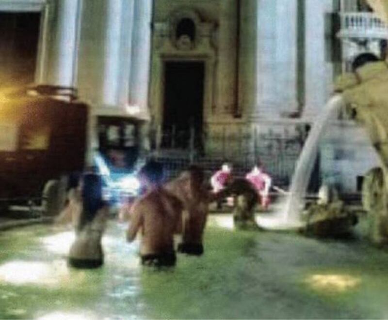 Turisti Usa fanno il bagno nella fontana del Bernini 4