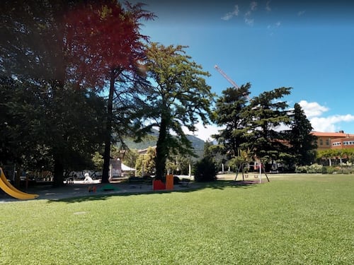 Difende due adolescenti da un migrante violento. Passante la attacca: "Fascista"