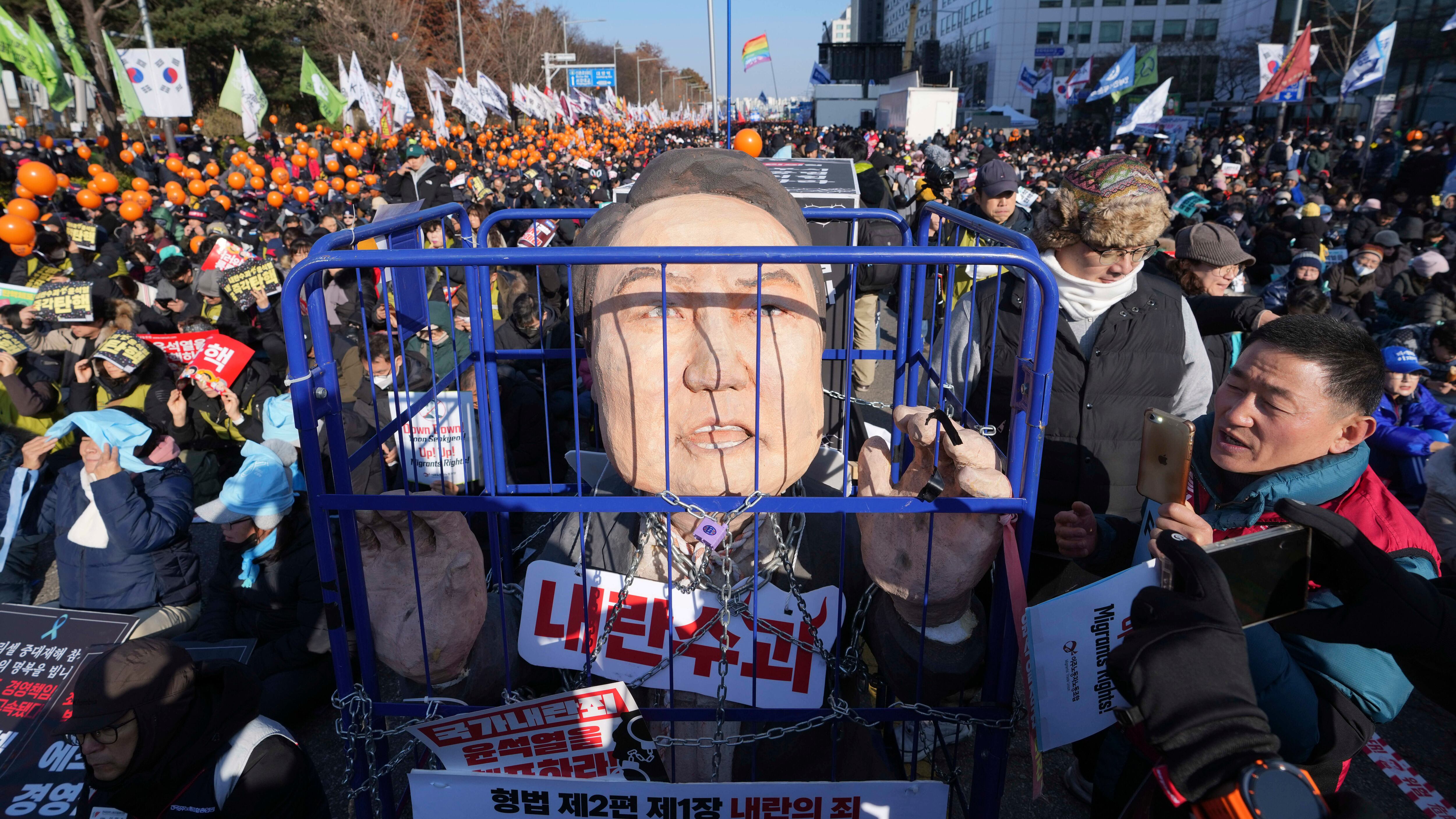 Corea del Sud, approvato l’impeachment per il presidente Yoon: che cosa succede adesso