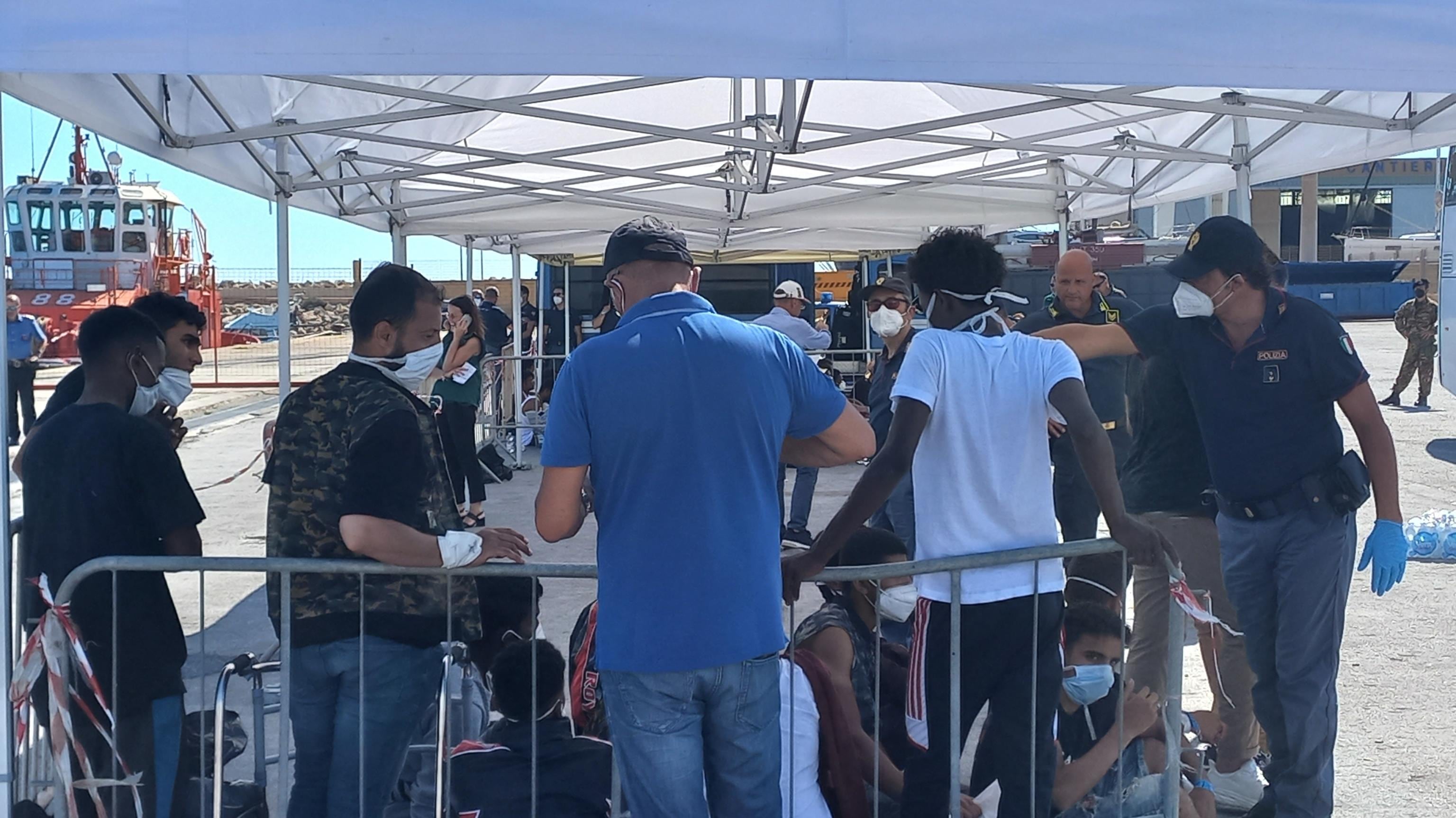 Non si ferma l'assalto: oltre mille migranti nell'hotspot, l'ong ne porta altri 300
