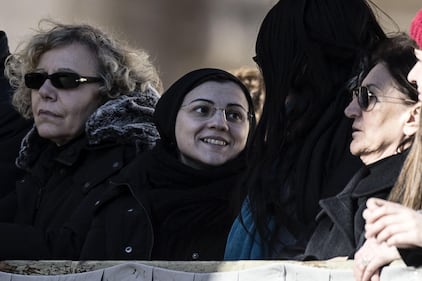 Suor Cristina regala il suo cd a Bergoglio 5