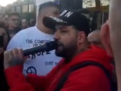 Napoli, il neomelodico inneggia alla Camorra al concerto di Natale