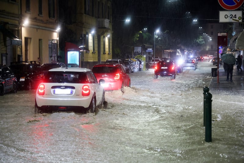 Maltempo a Bologna: alberi caduti, allagamenti ed esondazioni 1