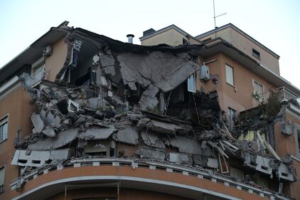 Roma, crollano tre piani di un palazzo 33