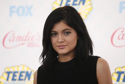 Kylie Jenner sexy in piscina 23