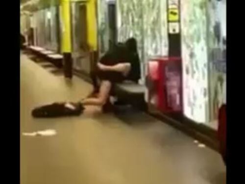 Sesso in metropolitana davanti a tutti: video diventa virale