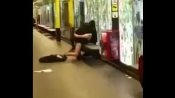 Sesso in metropolitana davanti a tutti: video diventa virale