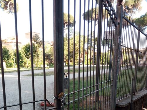 Villa Massimo, il Comune non rimborsa i volontari e il parco resta chiuso
