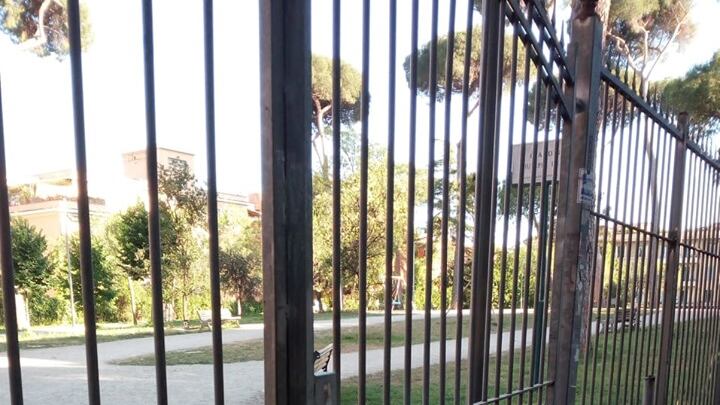 Villa Massimo, il Comune non rimborsa i volontari e il parco resta chiuso