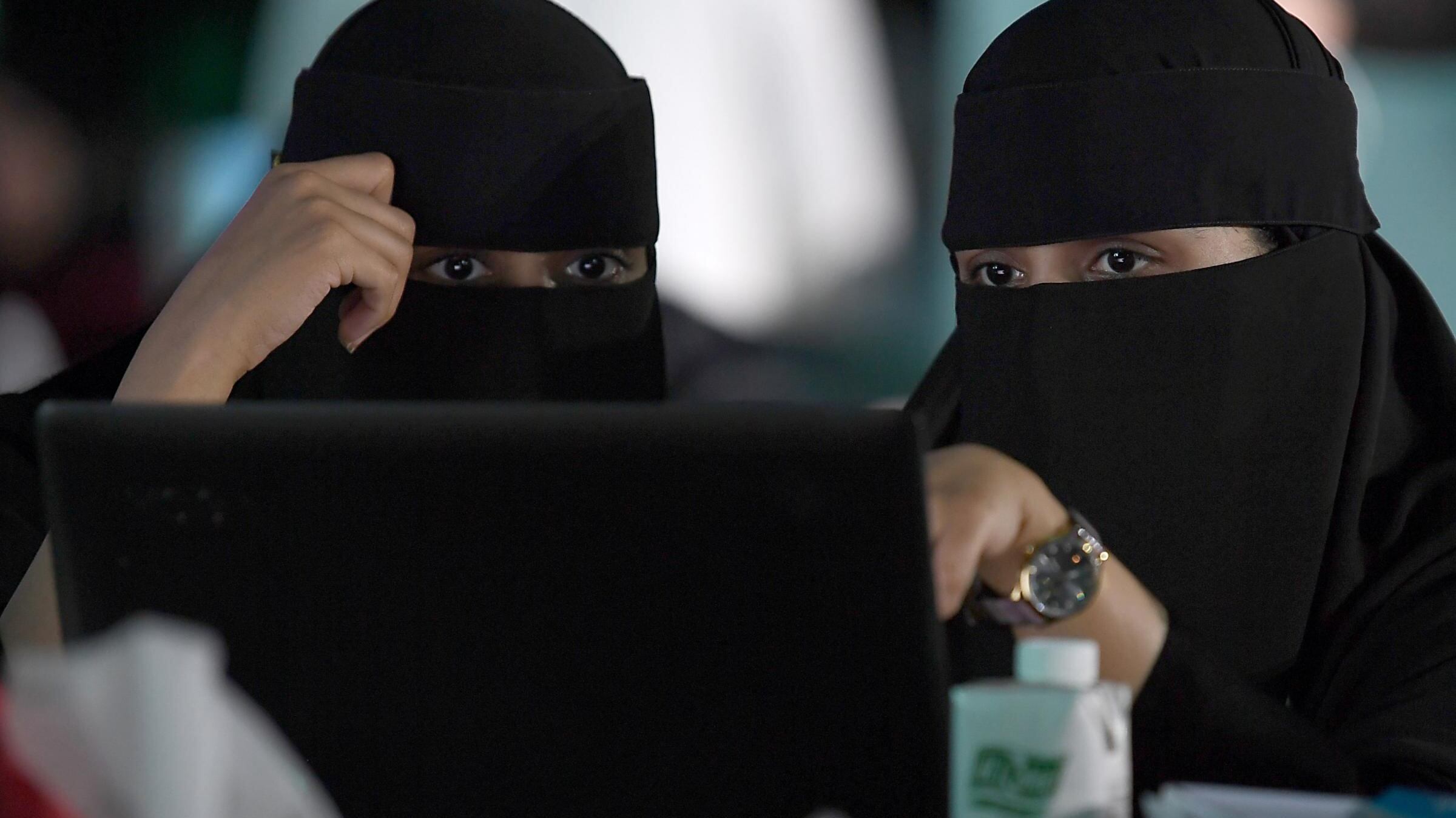 L'Arabia Saudita combatte le femministe: "Carcere e frustate", poi fa marcia indietro