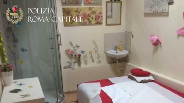 Prostituzione in un centro massaggi: arrestata maitresse