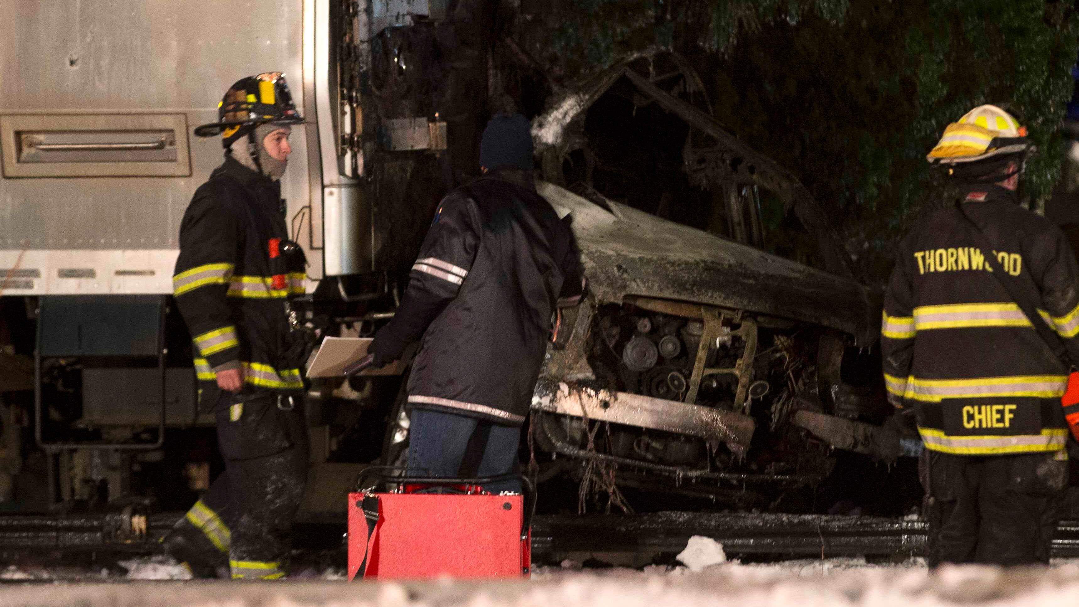 New York, treno si schianta contro auto rimasta bloccata tra le sbarre: 7 morti