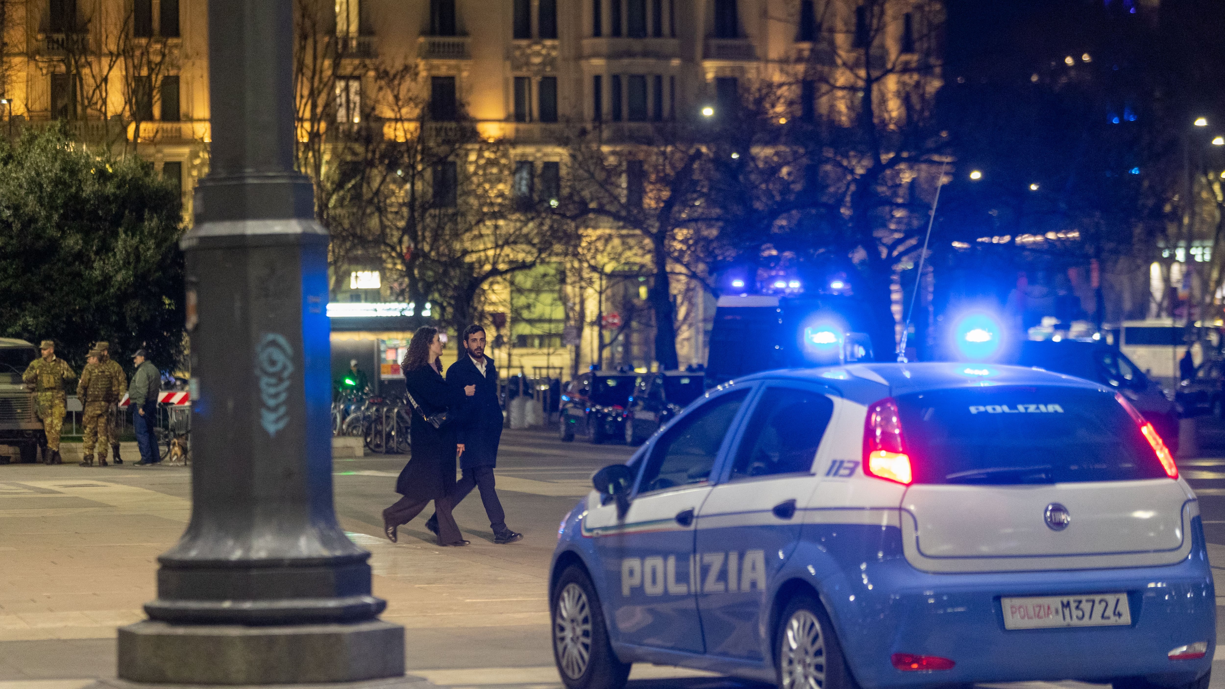 Padova, nigeriano aggredisce i poliziotti con l'ascia. Agente costretto a sparare