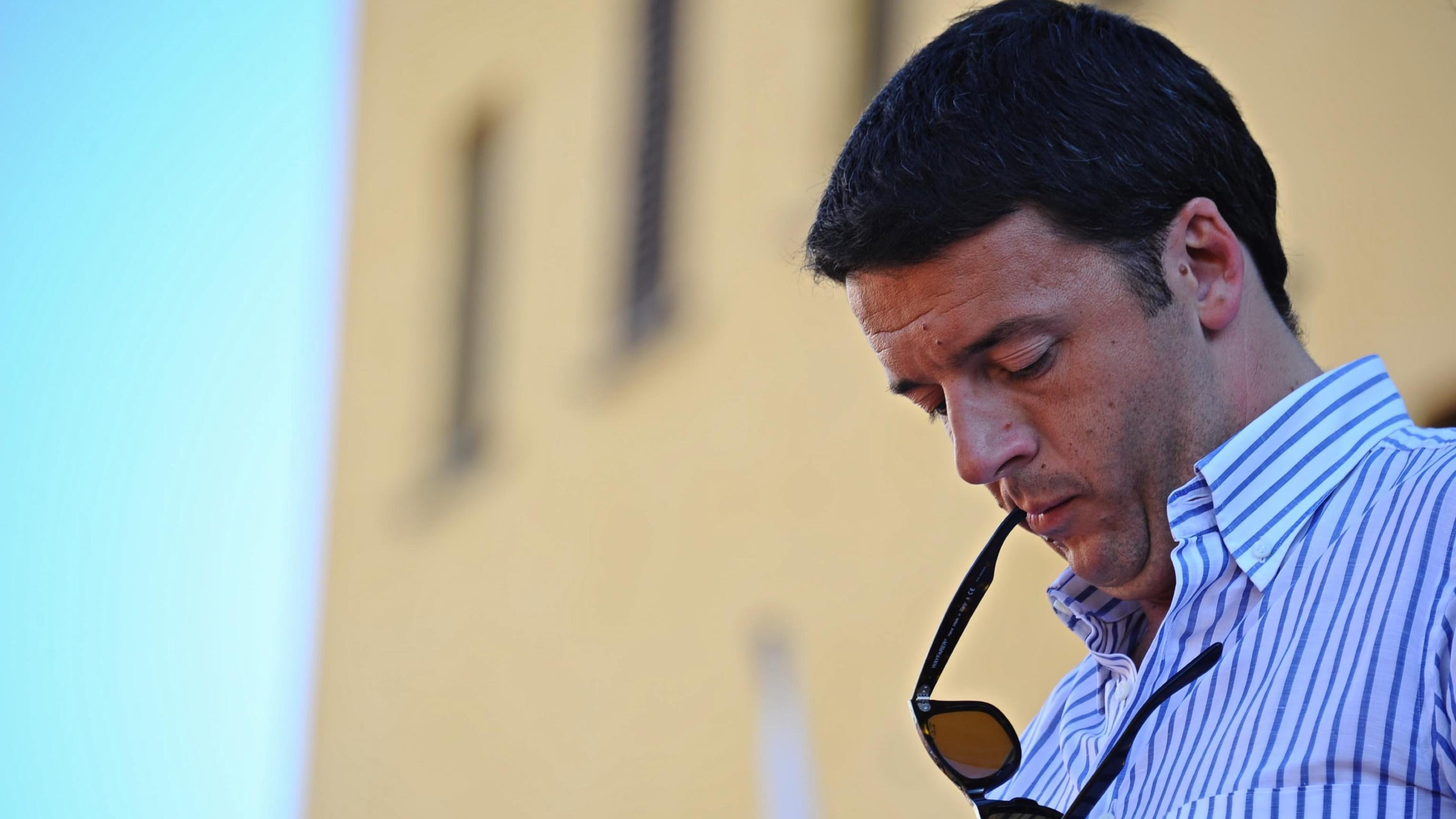 Renzi sotto tiro incolpa i poteri forti