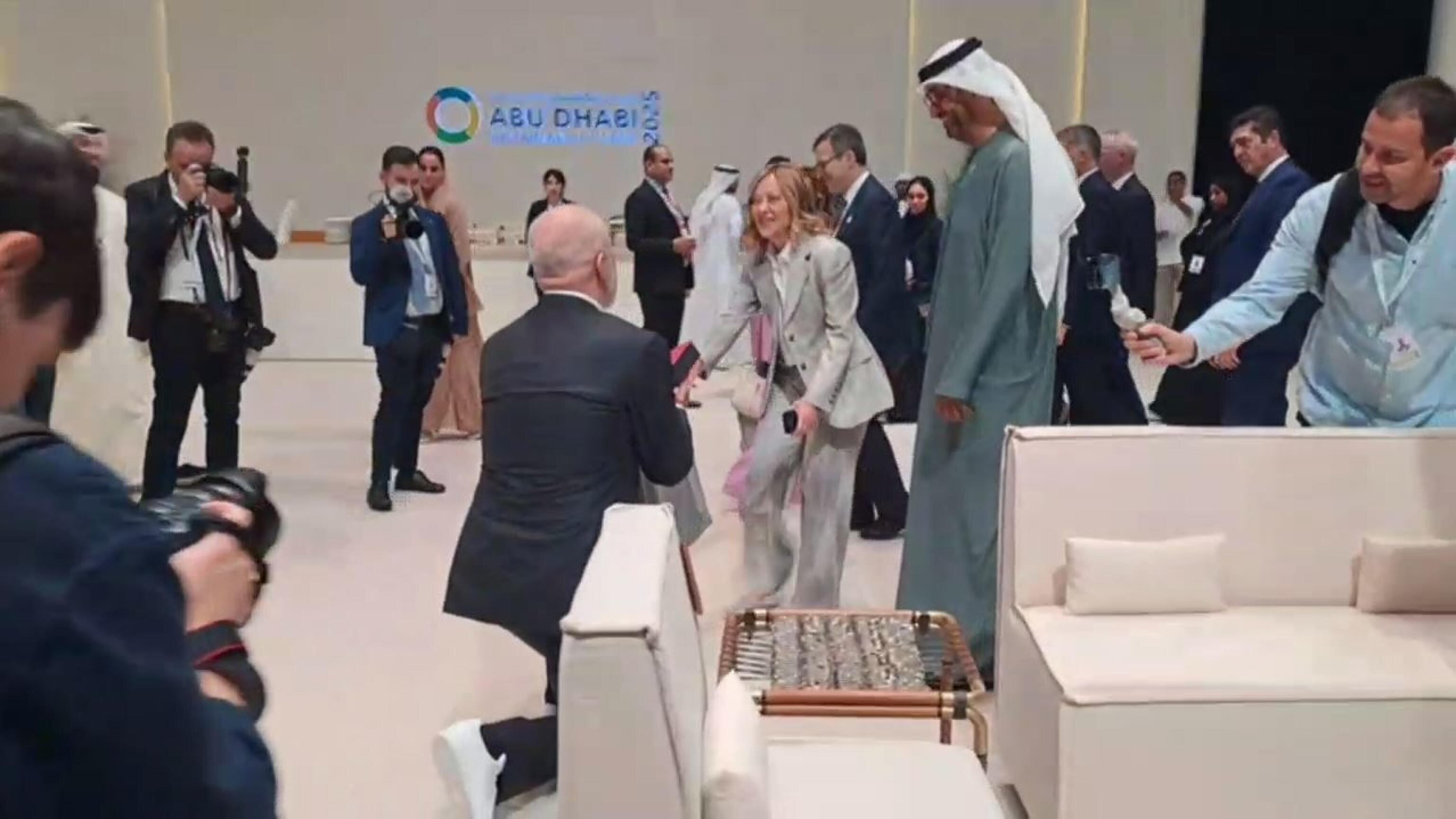 I 48 anni di Giorgia ad Abu Dhabi. Rama in ginocchio tra canti e doni
