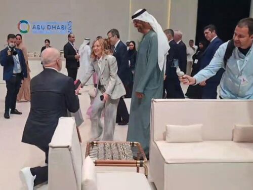 I 48 anni di Giorgia ad Abu Dhabi. Rama in ginocchio tra canti e doni
