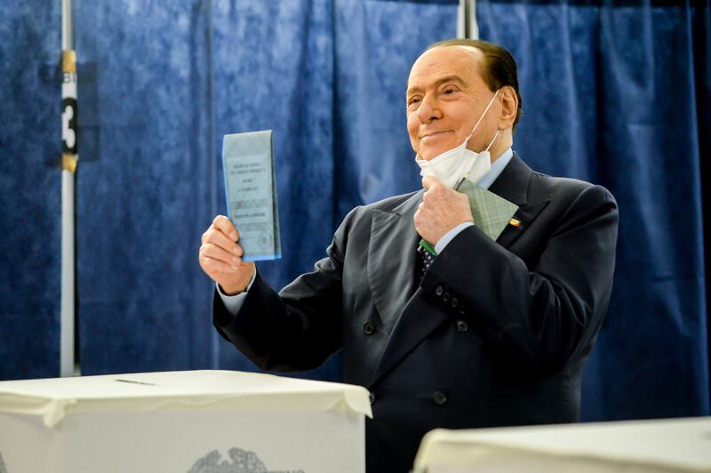 Berlusconi vota a Milano 6
