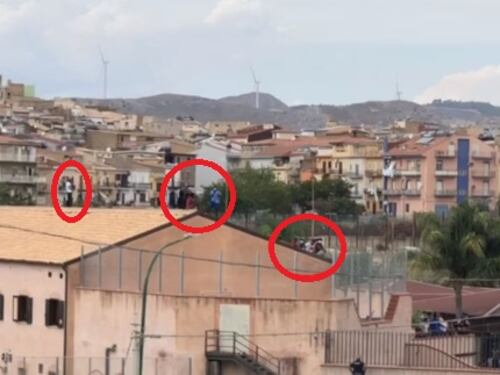 La rivolta dei migranti sul tetto per sfuggire alla quarantena