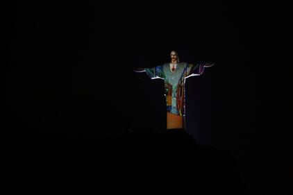 Il Cristo di Rio illuminato per l'apertura dei Giochi 3