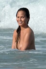 La modella Chrissy Teigen completamente nuda 10