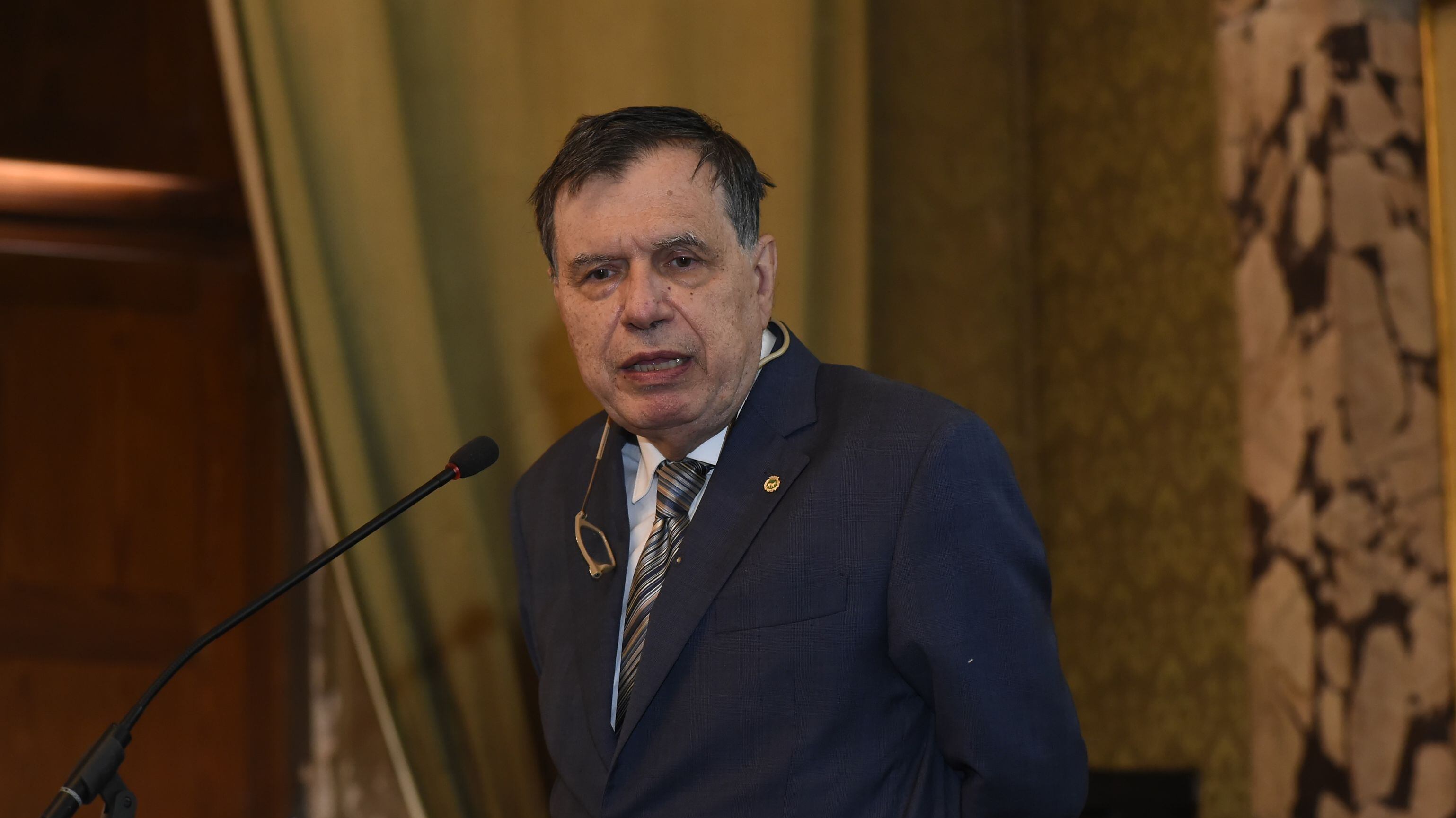 Il Covid allarma gli ospedali. Ffp2, è lite Parisi-Bassetti