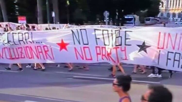 "No foibe no party". Così gli antagonisti soffiano sull'odio