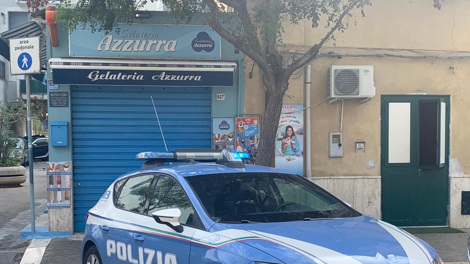 Uomo cerca di soffocare la moglie: salvata dai vicini di casa
