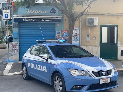 Pistola alla tempia di un dipendente, rapina una gelateria: arrestato