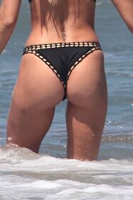 Dayane Mello sexy in spiaggia 13