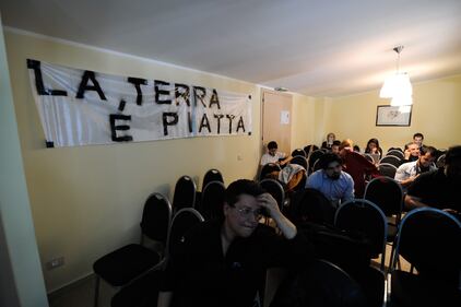 I terrapiattisti si riuniscono a Palermo per dimostrare che la Terra è piatta 5