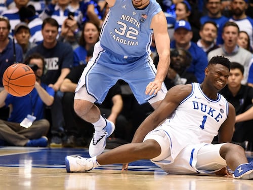 Gli esplode una scarpa in campo: l'incredibile infortunio di Zion Williamson