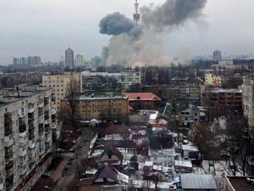 Kiev, pioggia di missili: memoriale della Shoah e la torre tv nel mirino. Caccia ai "sabotatori" strada per strada