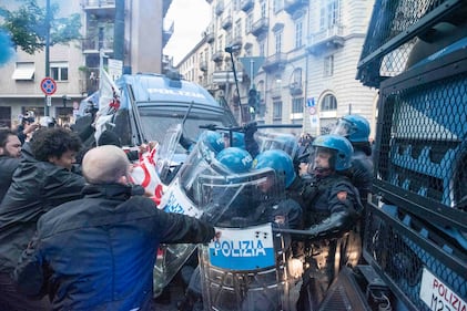 Antagonisti tentano l'assalto al G7, scontri con la polizia. Idranti in azione 8