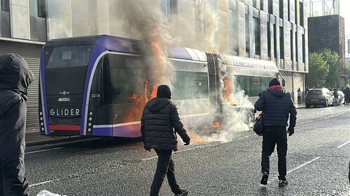 Belfast in rivolta: le immagini delle proteste anti migranti 11