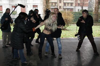 L'atrresto delle attiviste Femen dopo il blitz al seggio 5