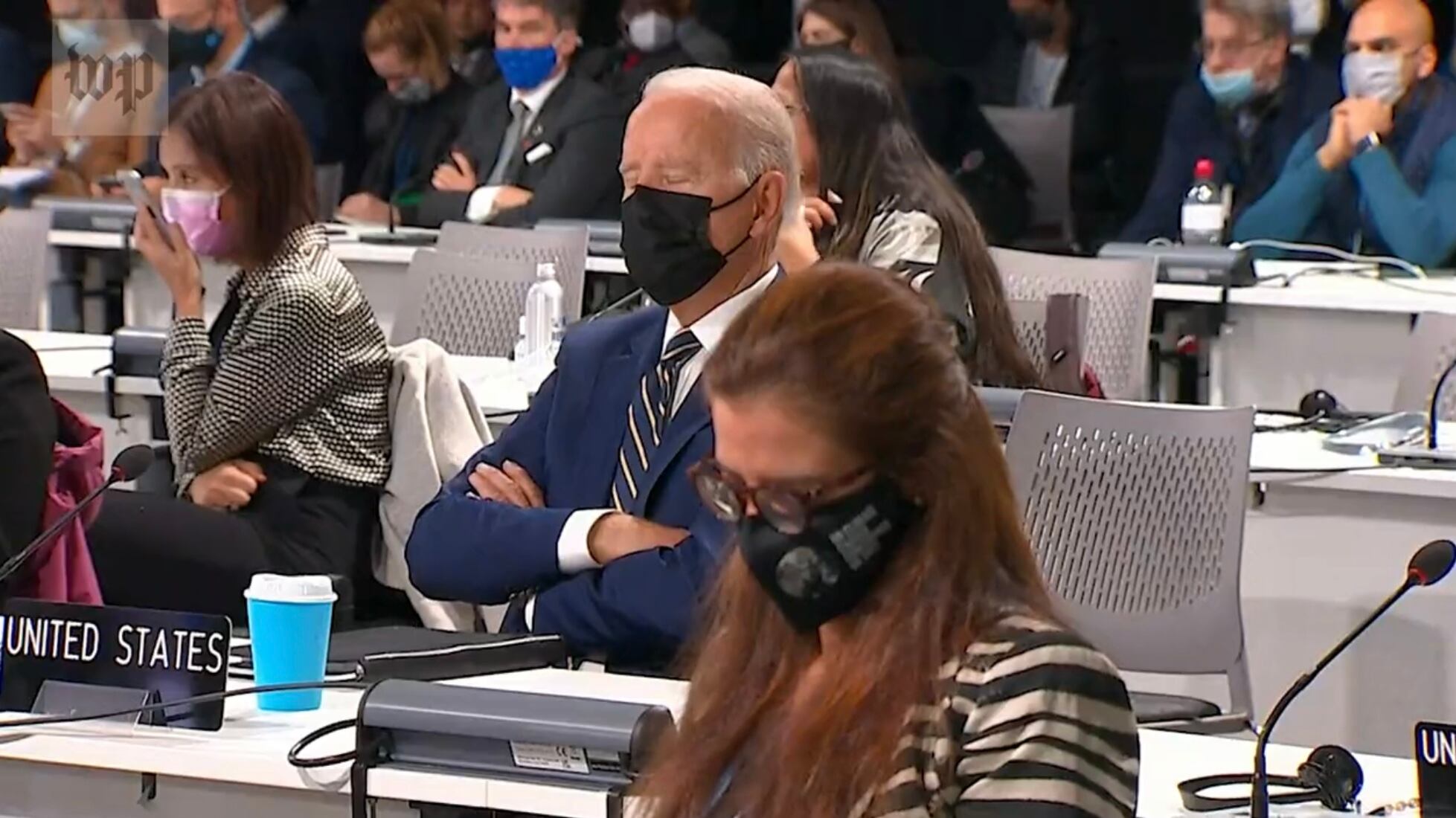 Biden e il "pisolino" alla Cop26, è polemica: "Imbarazzante"