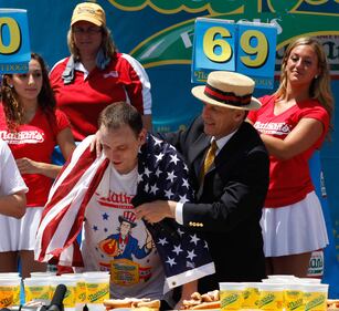 A New York la gara tra mangaitori di hot dog 8