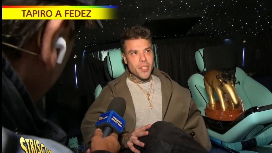 "Sono un c...". A Fedez il tapiro d'Oro (riccioluto) per il dissing con Tony Effe.