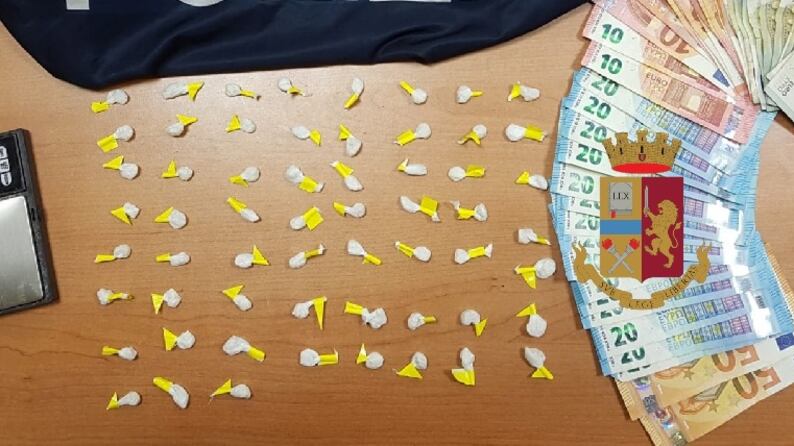 Droga e soldi dal portone, arrestato 47enne