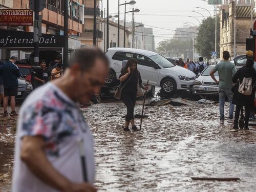 Spagna, corpi intrappolati nelle auto: oltre 150 morti. Allerta alta, Sanchez: "State a casa"