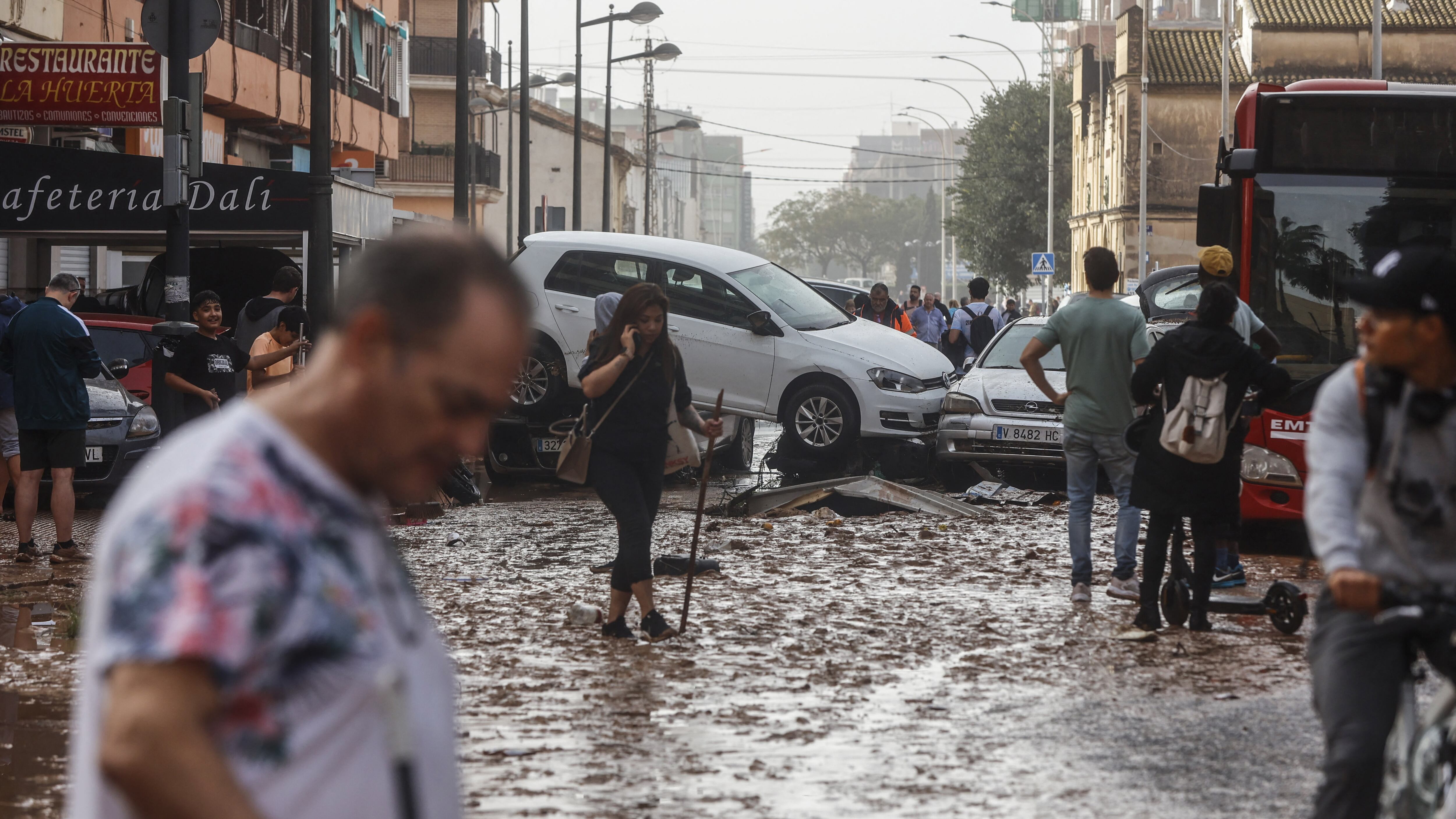 Spagna, corpi intrappolati nelle auto: oltre 150 morti. Allerta alta, Sanchez: "State a casa"