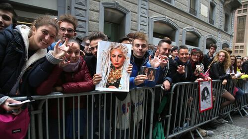 Milano, i fan di Lady Gaga davanti al Park Hyat 6