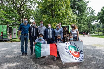 Forza Italia mette il tricolore sulla statua Montanelli 1