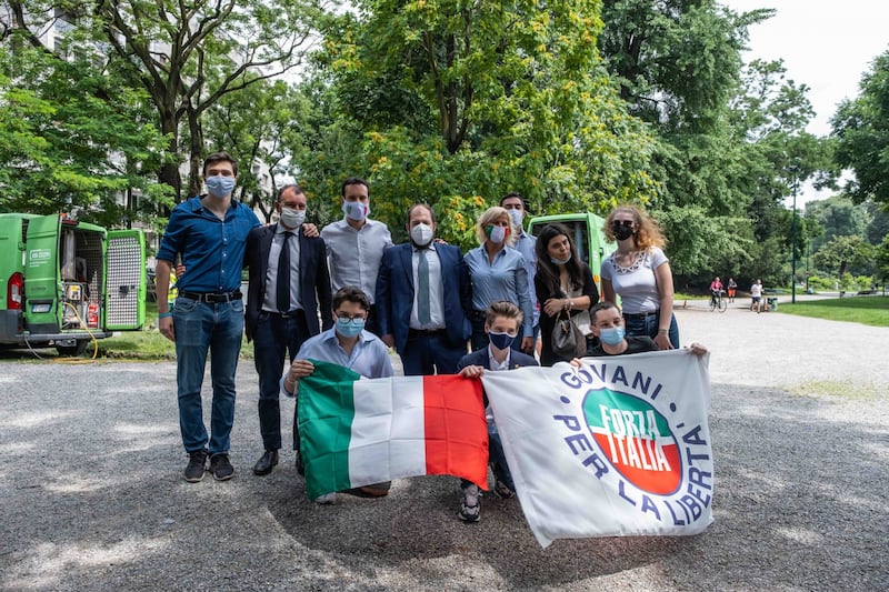 Forza Italia mette il tricolore sulla statua Montanelli 1