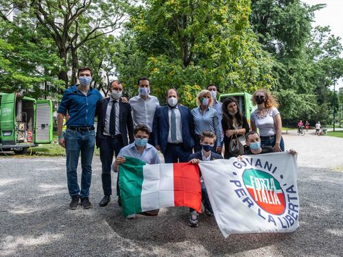 Forza Italia mette il tricolore sulla statua Montanelli