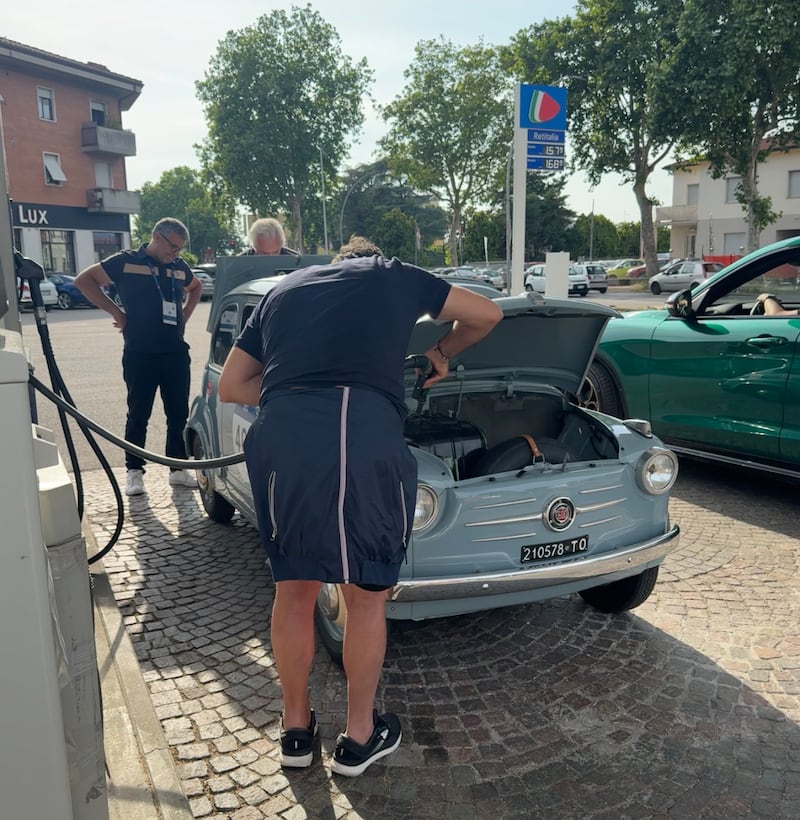 I meccanici Fiat mentre fanno rifornimento di benzina