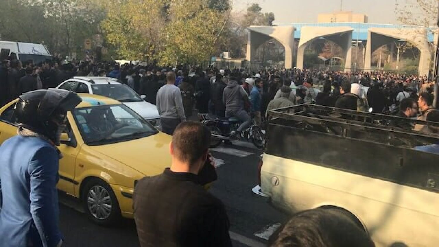 Iran, 23 morti nella rivolta. Ma Khamenei accusa: colpa dei nemici stranieri