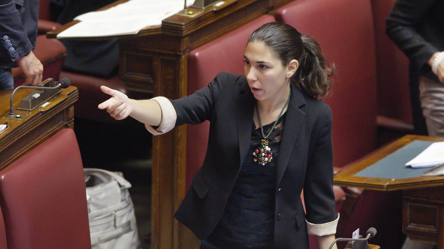 La Sarti verso la grazia per evitare guai interni