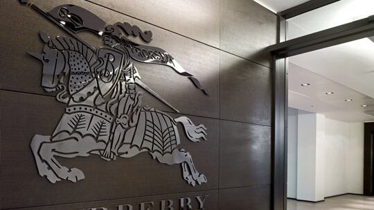 La cura italiana funziona E con il trench "social" Burberry batte le stime